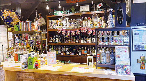 El primer piso Exhibición de tequila y mostrador de degustación